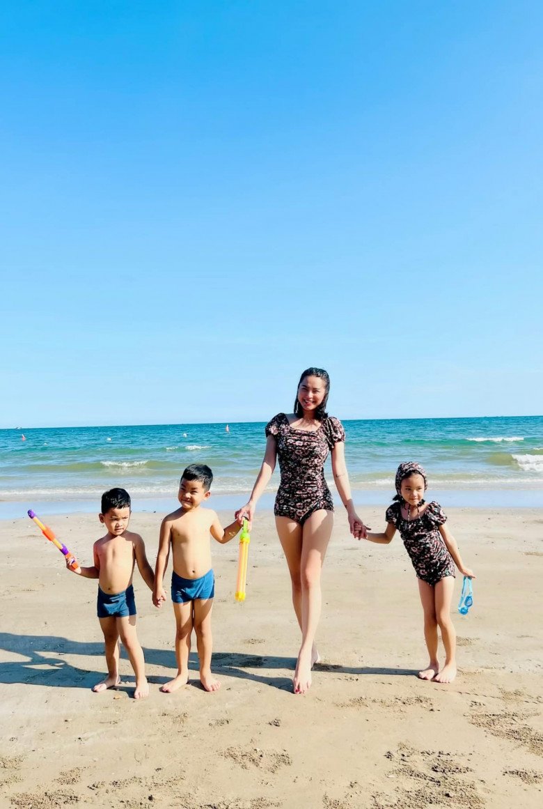 Going to the beach with her children, Hai Bang showed off her cool figure with 3 children, the spotlight was on the little princess - 1