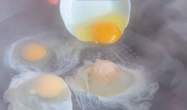 Luộc trứng trần bị sủi bọt, lòng trắng vỡ tan, đầu bếp mách chiêu này quả nào cũng tròn đẹp - 4