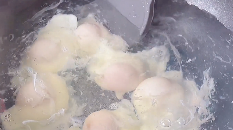 Luộc trứng trần bị sủi bọt, lòng trắng vỡ tan, đầu bếp mách chiêu này quả nào cũng tròn đẹp - 6
