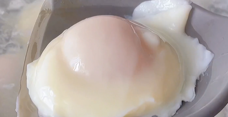 Luộc trứng trần bị sủi bọt, lòng trắng vỡ tan, đầu bếp mách chiêu này quả nào cũng tròn đẹp - 7