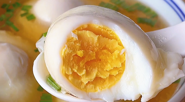 Luộc trứng trần bị sủi bọt, lòng trắng vỡ tan, đầu bếp mách chiêu này quả nào cũng tròn đẹp - 9