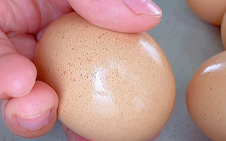 Luộc trứng trần bị sủi bọt, lòng trắng vỡ tan, đầu bếp mách chiêu này quả nào cũng tròn đẹp - 1