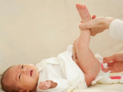 Làm mẹ - Trẻ bị đi ngoài nhiều lần trong ngày có sao không?