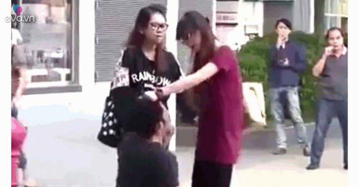 Pulling her hair and slapping her boyfriend in the middle of the street, the girl immediately received a bitter ending