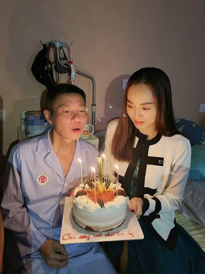 Sick for half a year, artist Cong Ly's young wife shed tears of love for her husband because of what he did - 6