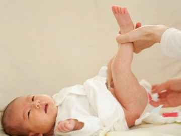 Trẻ bị đi ngoài nhiều lần trong ngày có sao không?