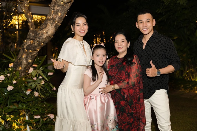 Phuong Trinh Jolie's ex-mother-in-law came to the wedding, the new mother-in-law loves her daughter-in-law's stepdaughter - 8