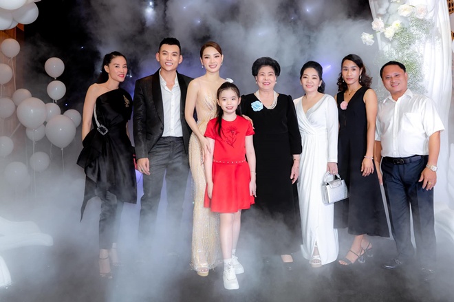 Phuong Trinh Jolie's ex-mother-in-law came to the wedding, the new mother-in-law loves her daughter-in-law's stepdaughter - 4