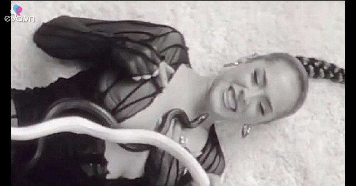 The female singer was suddenly bitten in the face by a snake while filming the MV