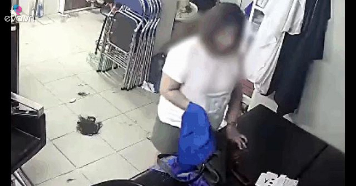 The female monster steals money fast in the hairdresser’s shop