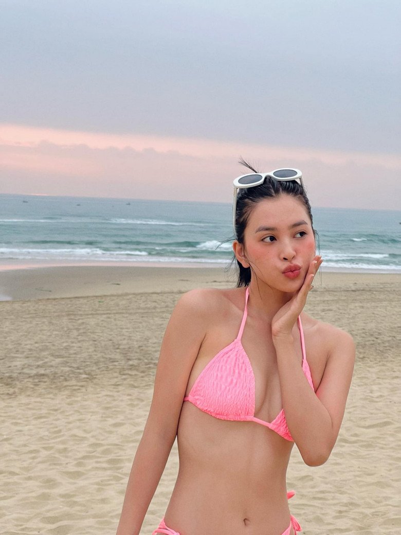 Tiểu Vy khoe dáng trong bộ bikini khoét tứ bề, kiệm vải nhất từ trước đến giờ - 6