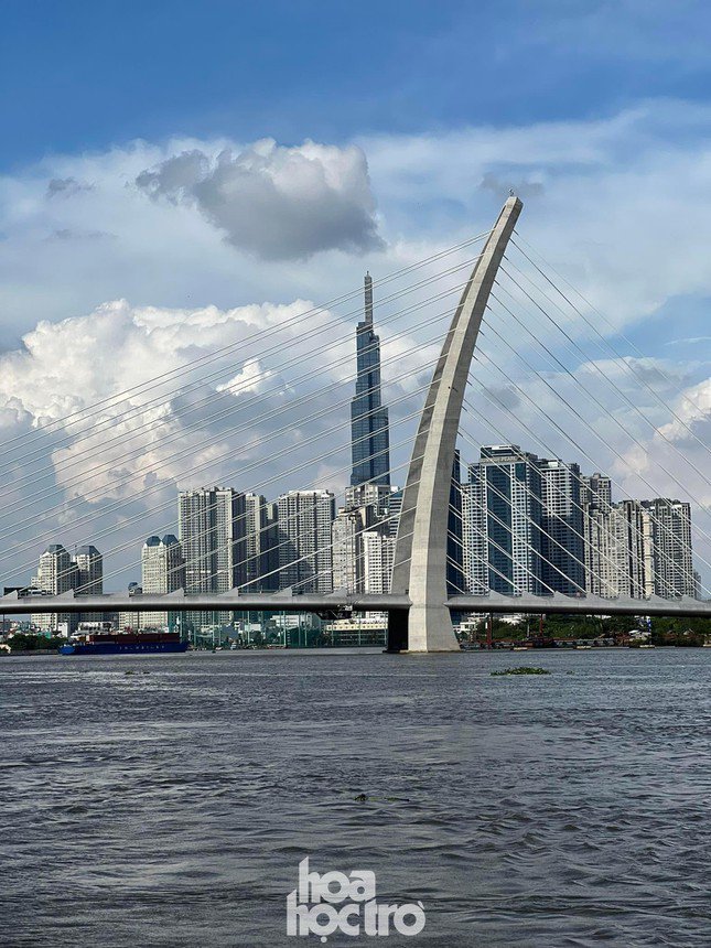 Ho Chi Minh City: Young people eagerly queued up, waiting for an hour to get amp;#34;check-inamp;#34;  with Thu Thiem Bridge 2 - 1