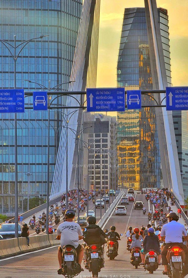 Ho Chi Minh City: Young people eagerly queued up, waiting for an hour to get amp;#34;check-inamp;#34;  with Thu Thiem bridge 2 - 6