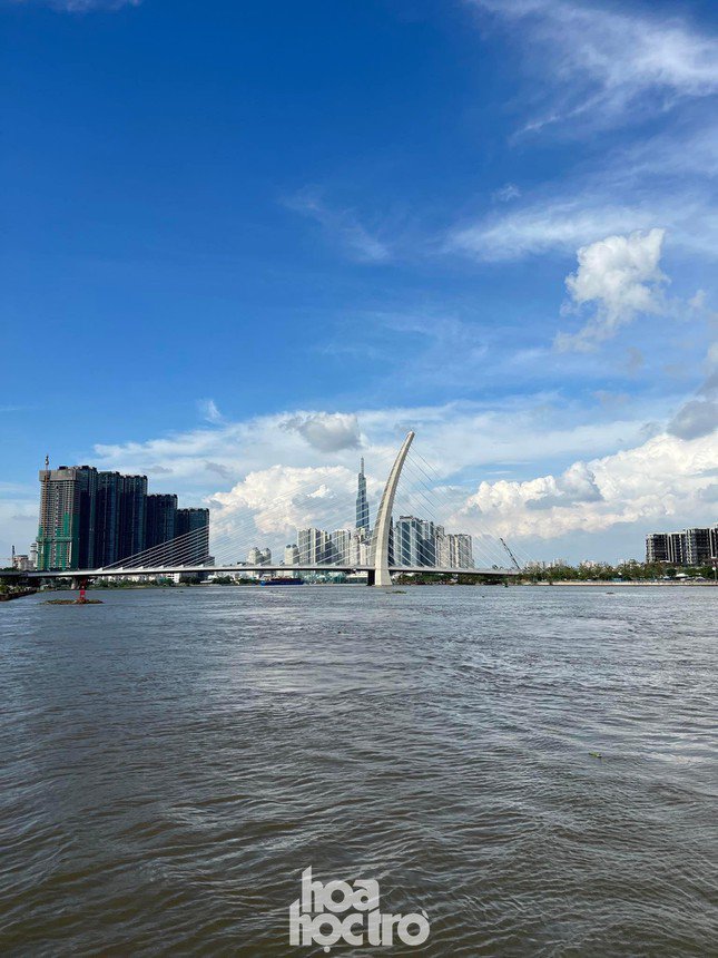 Ho Chi Minh City: Young people eagerly queued up, waiting for an hour to get amp;#34;check-inamp;#34;  with Thu Thiem bridge 2 - 2