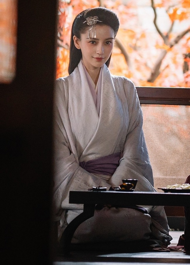 Cư dân mạng nhận xét trong phim, Liễu Oánh có số phận bi kịch còn Angelababy ngoài đời lại đoàn phim lợi dụng.