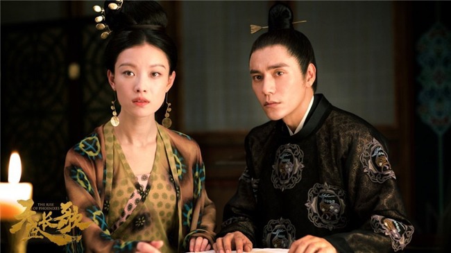 Có tin đồn Trần Khôn đã gây sức ép để sửa kịch bản từ nữ chủ thành nam chủ khiến phim Thiên Thịnh Trường Ca thất bại thảm hại.