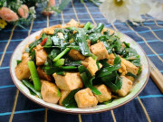 Bếp Eva - Đậu phụ xào lá này vừa ngon lại rẻ, tuần ăn vài lần vẫn không thấy chán