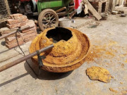 Tin tức - Đào được chiếc nồi sắt trong lúc làm ruộng, người nông dân ngỡ ngàng khi nhìn vào trong