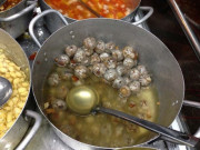 Xem ăn chơi - Đặc sản tiến vua ở Huế với nguyên liệu chẳng giống ai, có người “chê” có người lại nghiện