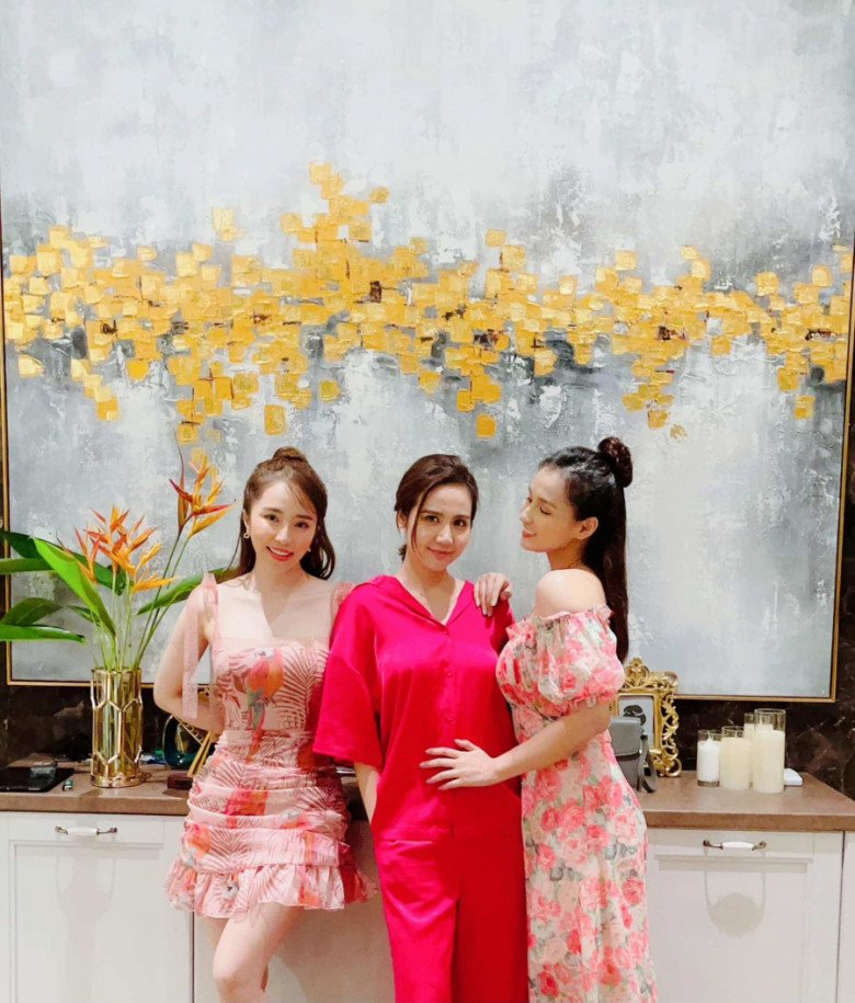 Nhìn cách Lã Thanh Huyền-Quỳnh Nga diện váy hoa, thấy ngay kiểu nào nên sắm để trẻ ra chục tuổi - 3