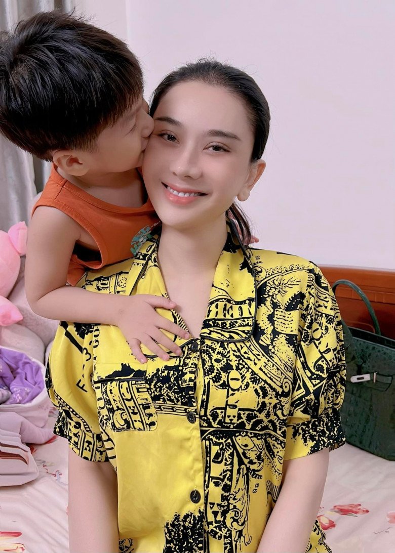 Nhờ người mang thai hộ để giữ chồng, Lâm Khánh Chi giờ vừa làm mẹ vừa làm bố của con - 1