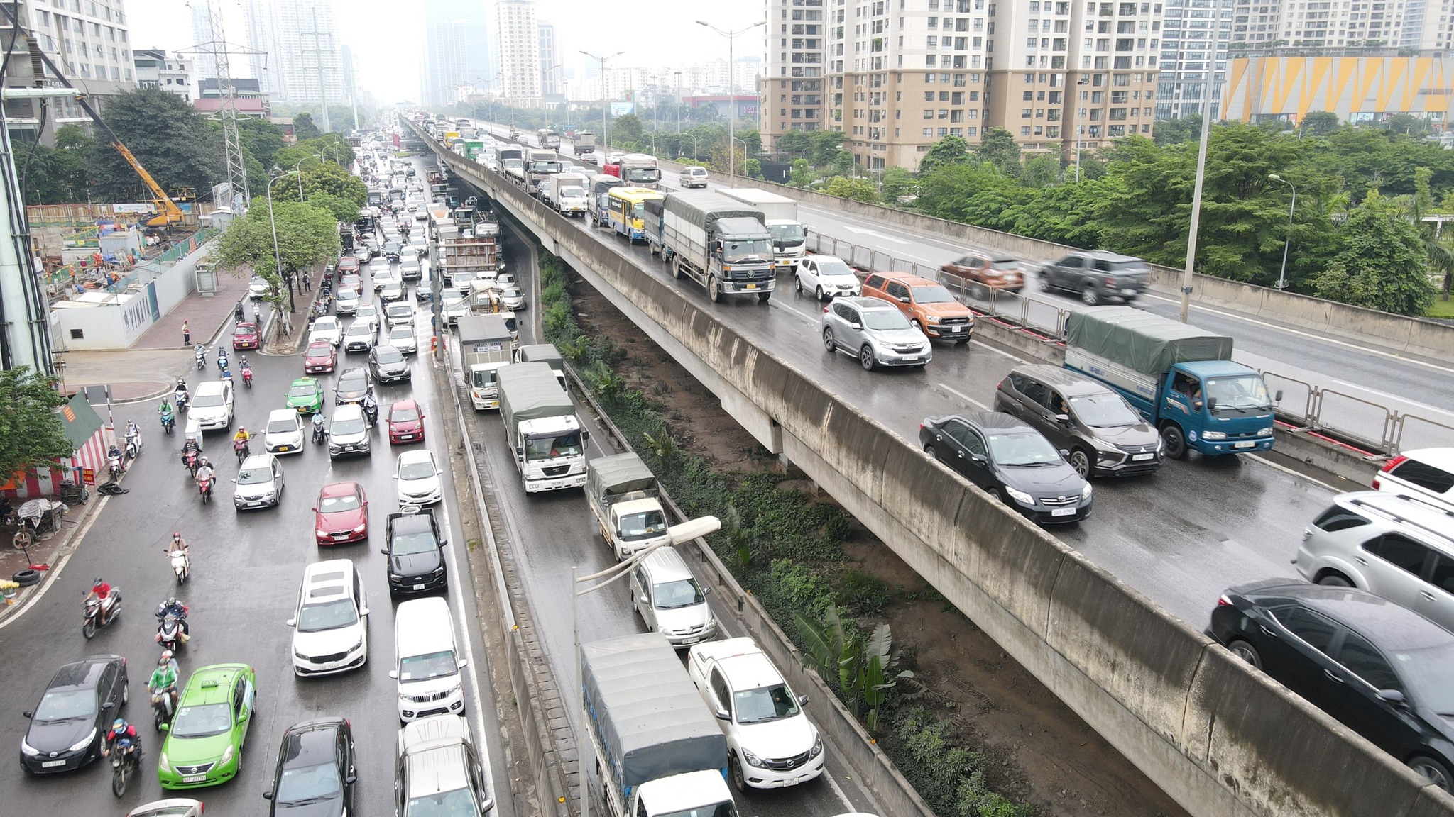 The line of cars followed each other back to their hometown for the holidays of April 30 and May 1, the capital's roads were jammed - 11