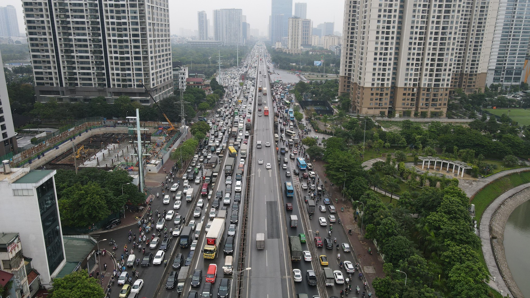 The line of cars followed each other back to their hometown for the holidays of April 30 and May 1, the capital's roads were jammed - 12