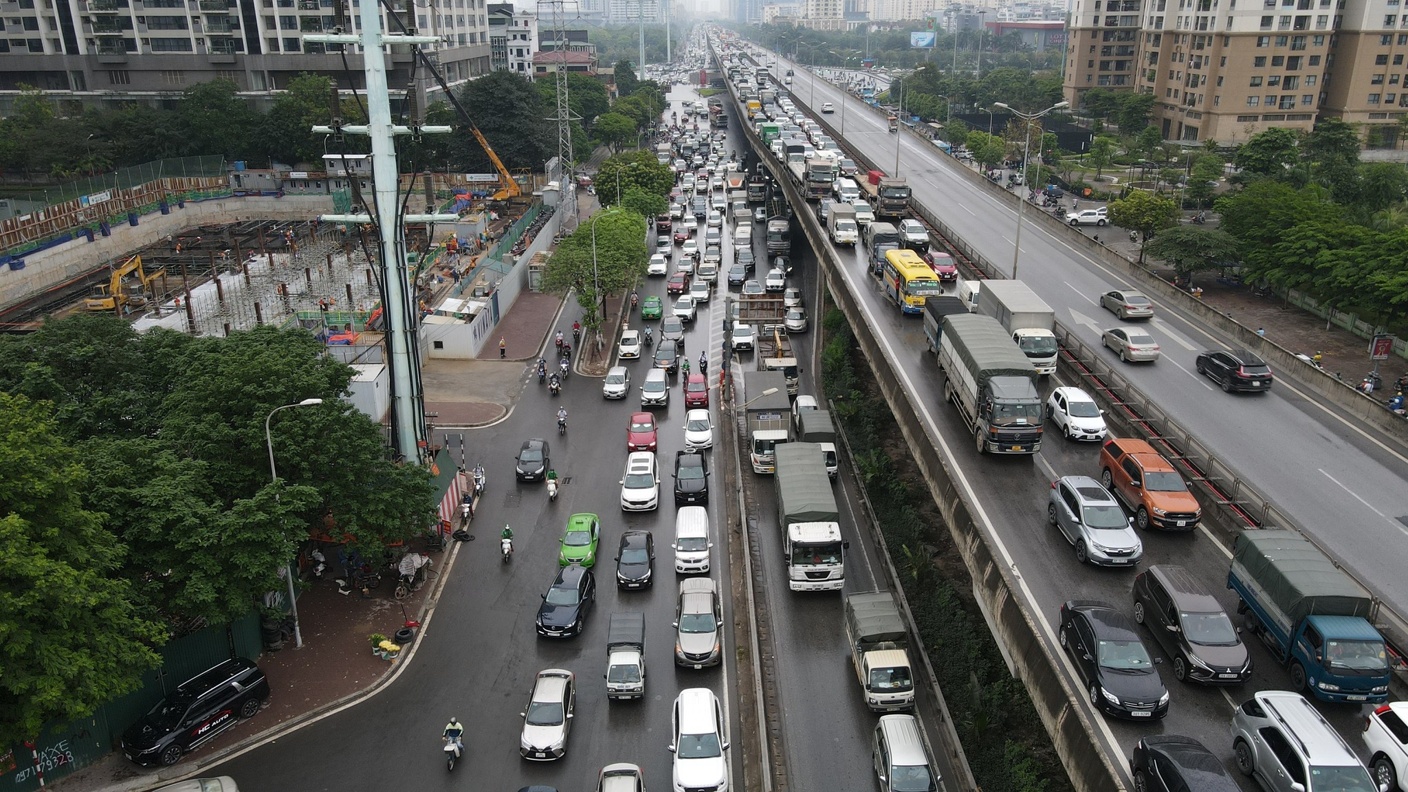 The line of cars followed each other back to their hometown for the holidays of April 30 and May 1, the capital's roads were jammed - 13