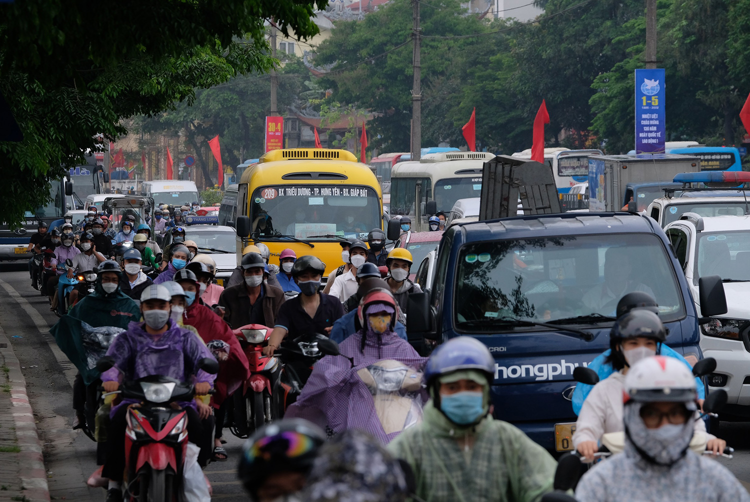 The line of cars followed each other back to their hometown for the holidays of April 30 and May 1, the capital's roads were jammed - 14