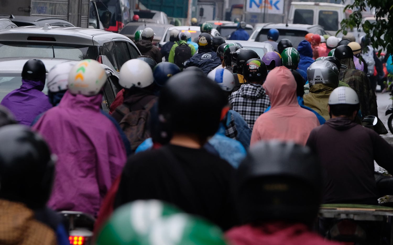 The line of cars followed each other back to their hometown for the holidays of April 30 and May 1, the capital's roads were jammed - 15