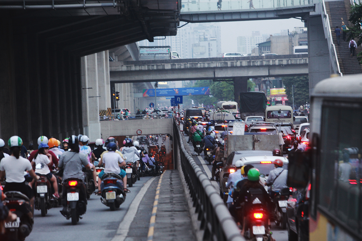 The line of cars followed each other back to their hometown for the holidays of April 30 and May 1, the capital's roads were jammed - 16