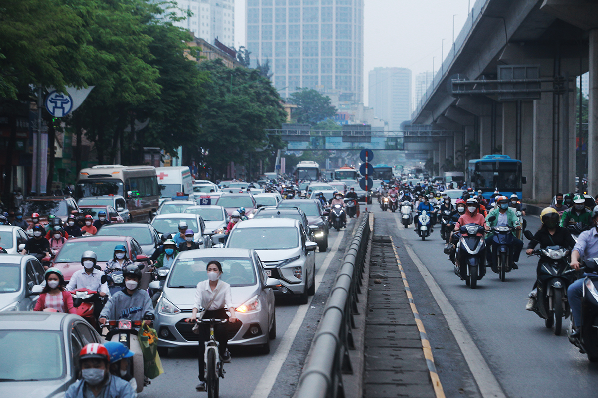 The line of cars followed each other back to their hometown for the holidays of April 30 and May 1, the capital's roads were jammed - 17