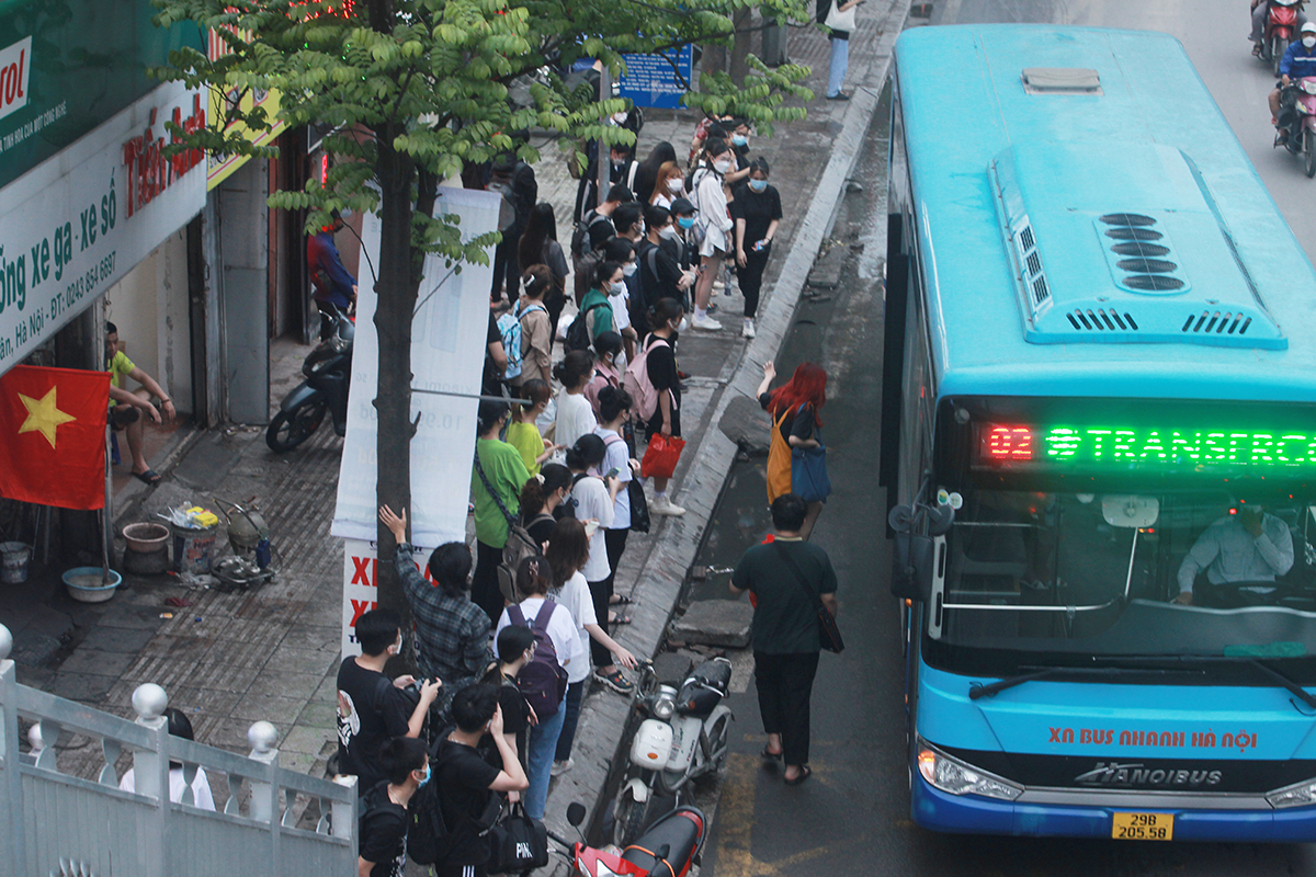 The line of cars followed each other back to their hometown for the holidays of April 30 and May 1, the capital's roads were jammed - 18