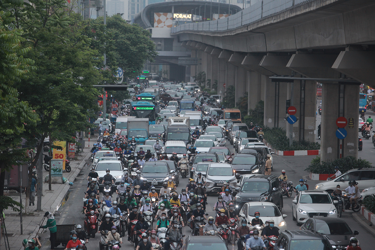 The line of cars followed each other back to their hometown for the holidays of April 30 and May 1, the streets of the capital were congested - April 19