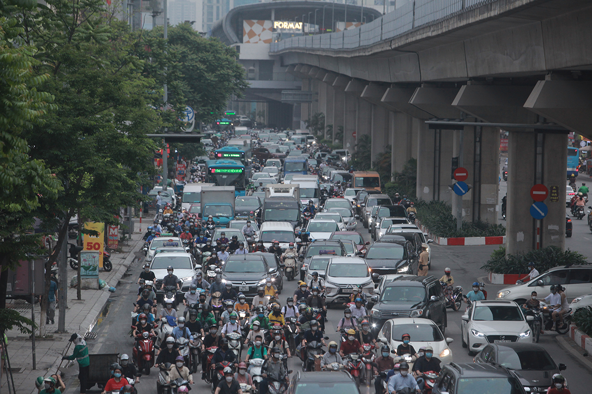 The line of cars followed each other back to their hometown for the holidays of April 30 and May 1, the capital's roads were jammed - 19