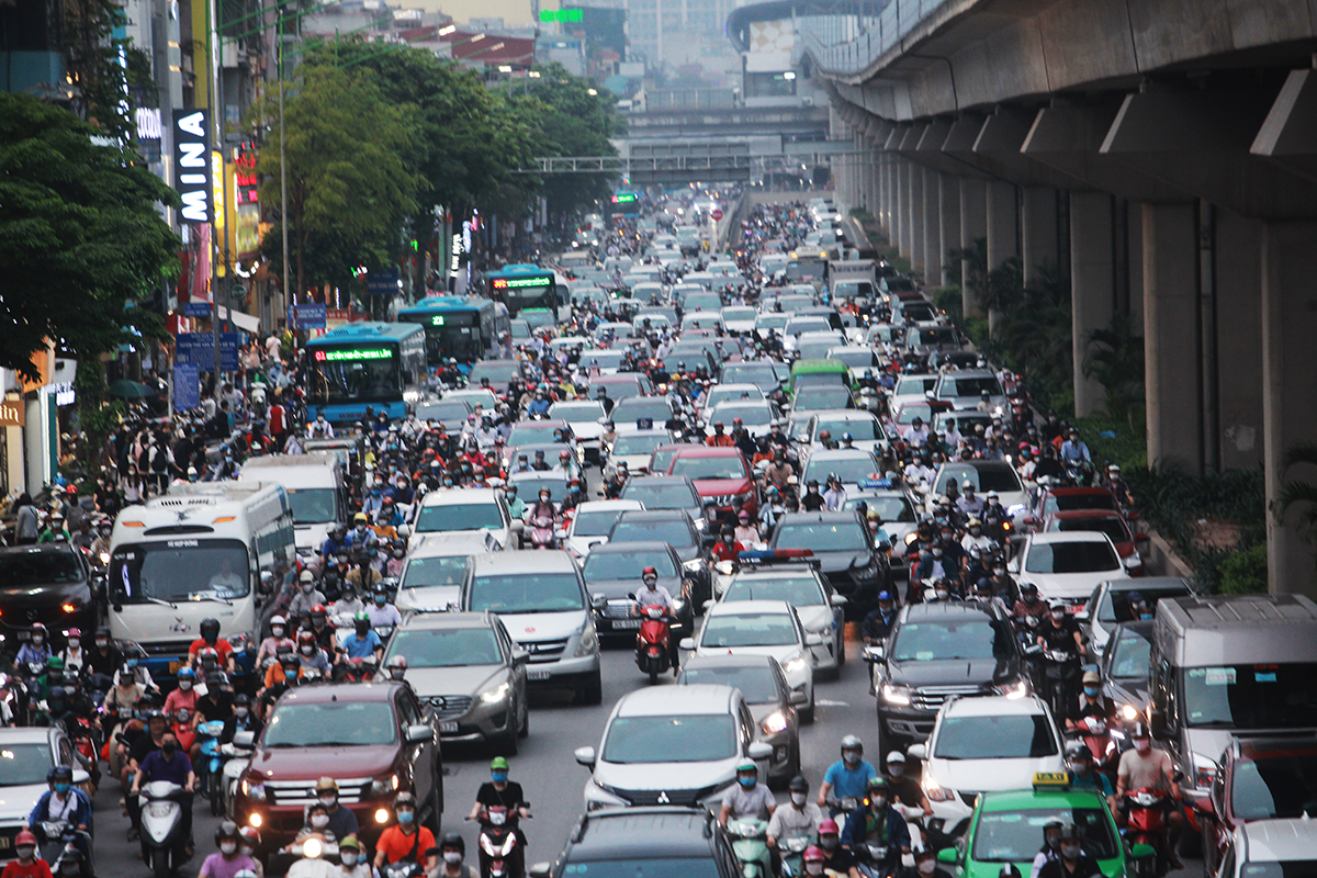 The line of cars followed each other back to their hometown for the holidays of April 30 and May 1, the capital's roads were jammed - 20