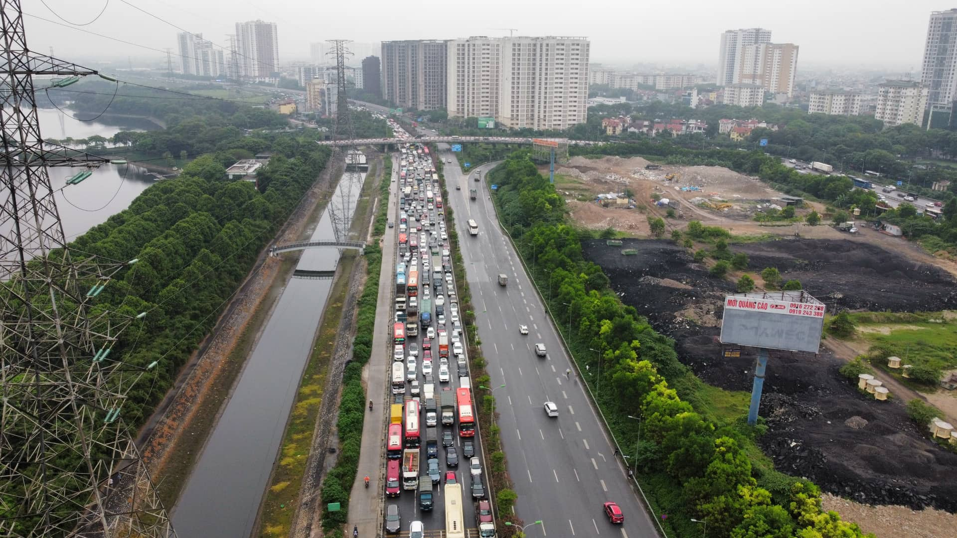 The line of cars followed each other back to their hometown for the holidays of April 30 and May 1, the capital's roads were jammed - 21