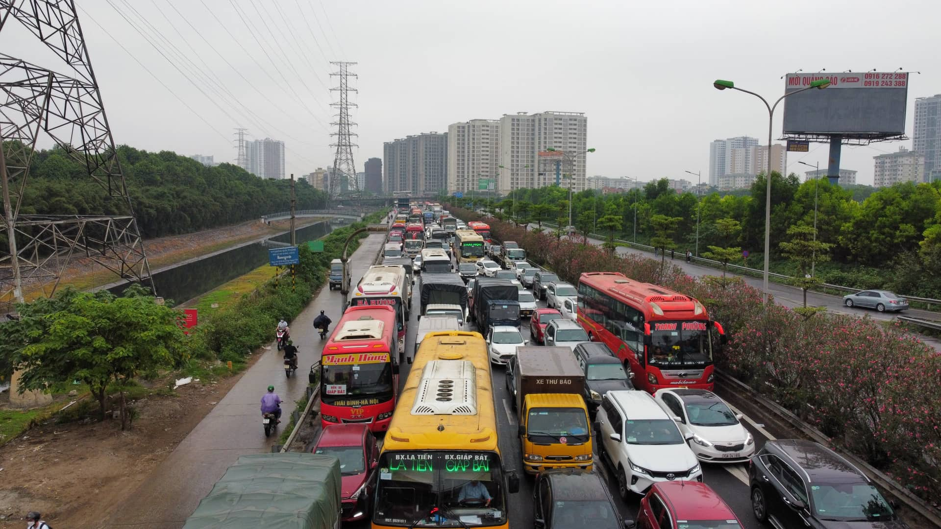 The line of cars followed each other back to their hometown for the holidays of April 30 and May 1, the capital's roads were jammed - 22