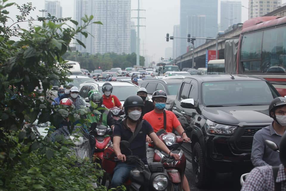 The line of cars followed each other back to their hometown for the holidays of April 30 and May 1, the capital's roads were jammed - 7