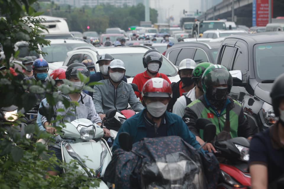 The line of cars followed each other back to their hometown for the holidays of April 30 and May 1, the capital's roads were jammed - 8