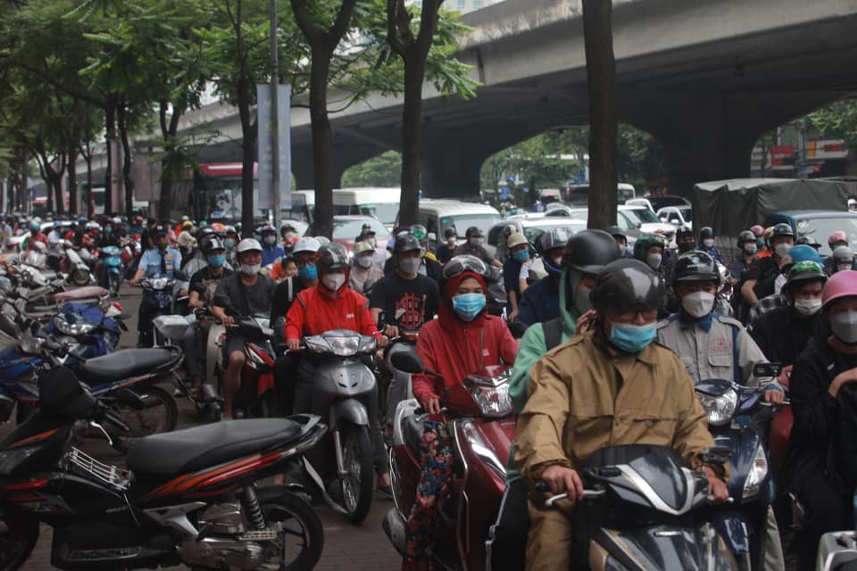 The line of cars followed each other back to their hometown for the holidays of April 30 and May 1, the capital's roads were jammed - 9