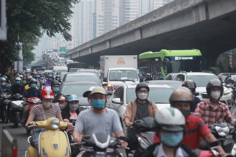 The line of cars followed each other back to their hometown for the holidays of April 30 and May 1, the capital's roads were jammed - 10