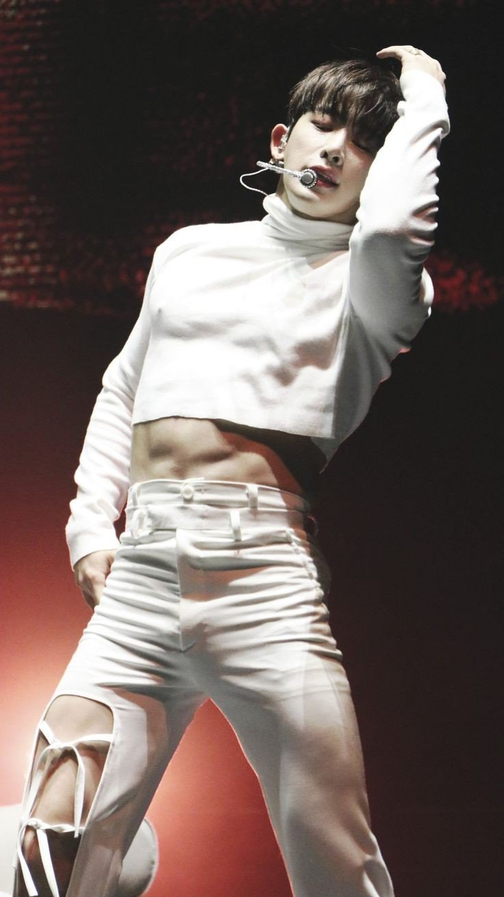 Appears the only male star of Vbiz wearing a crop top more attractive than women - 4