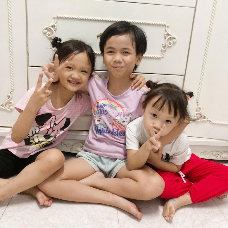 Pàng tươi tắn, có da có thịt hơn rất nhiều và vui vẻ chơi đùa cùng các chị em nuôi (con gái ruột của chị Phương – PV).