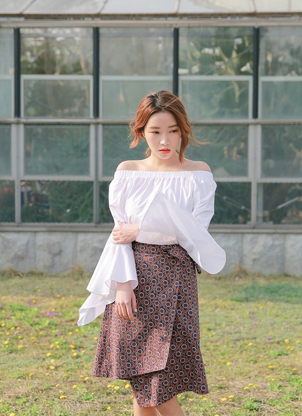 Take a look at 4 white shirt styles she must definitely buy this summer, dress up to be cool and sophisticated - 8