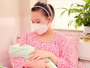 Bà bầu - Mẹ mang bầu con bị "bó như hút chân không", bác sĩ khuyên bỏ thai nhưng kì tích xảy ra