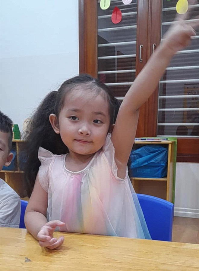 Famous for her aunt and uncle, Khanh Thi's daughter at school is outstanding, she is prettier outside than online photos - 8