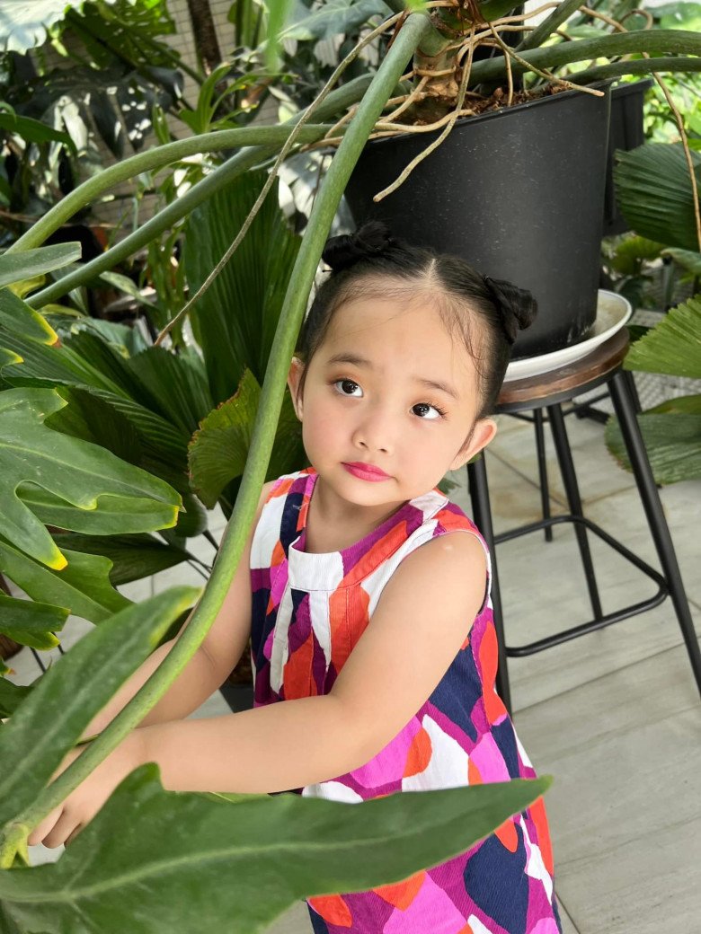 Famous for her aunt and uncle, Khanh Thi's daughter at school is outstanding, she is prettier on the outside than online photos - 4