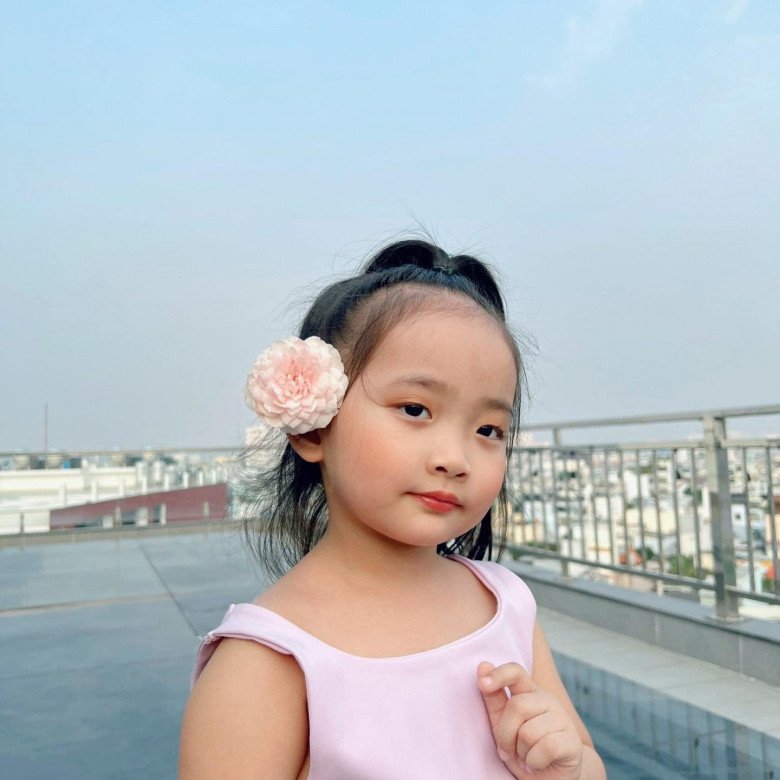 Famous for her aunt and uncle, Khanh Thi's daughter at school is outstanding, she is prettier outside than online photos - 12