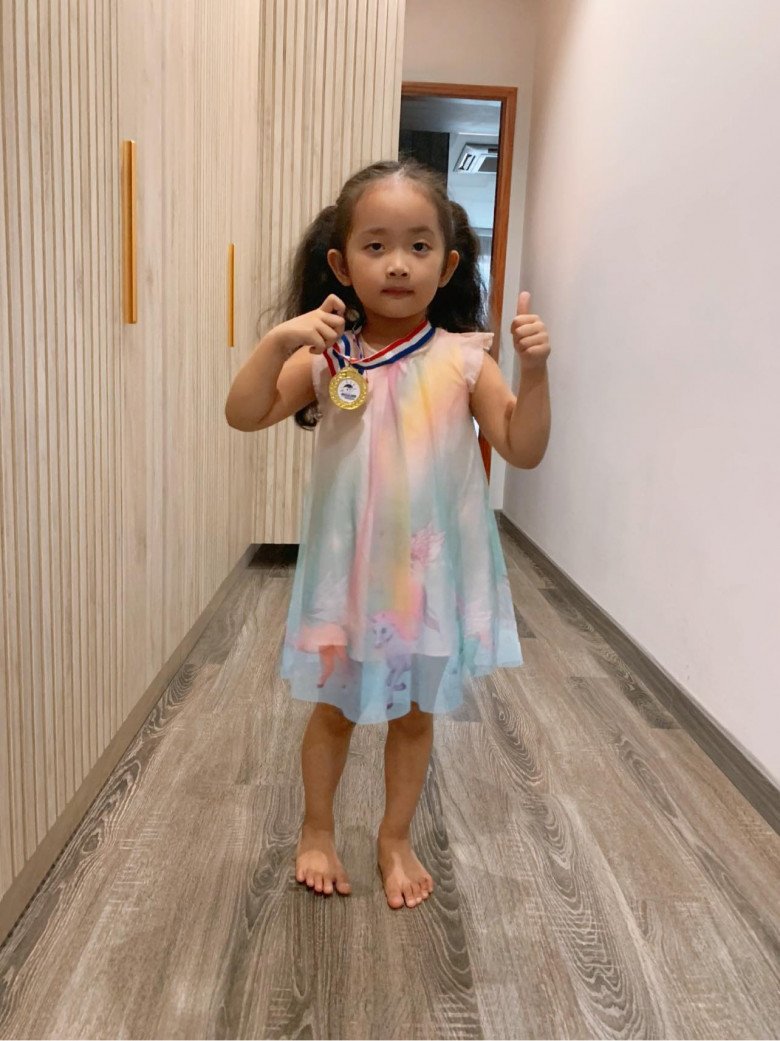 Famous for her aunt and uncle, Khanh Thi's daughter at school is outstanding, she is prettier outside than online photos - 7